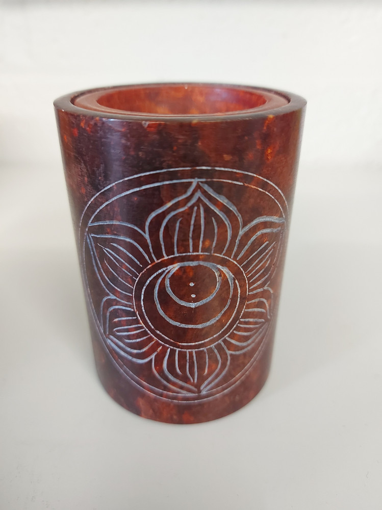 Brûleur à huile ou fondant chakra sculpté en stéatite — Brun